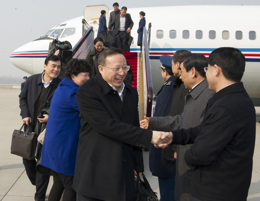 Deputies to the 12th NPC arrive in Beijing