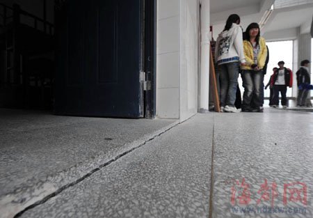 福建一學生宿舍樓地面塌陷 三百學生被疏散