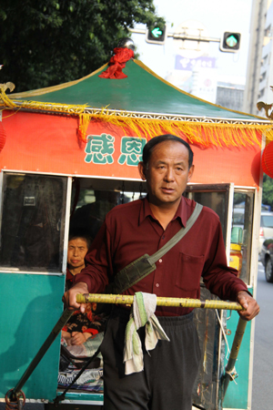 親兄弟千里載母徒步四千公里欲赴臺環島游