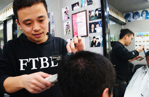 初春到 理發(fā)店人氣旺