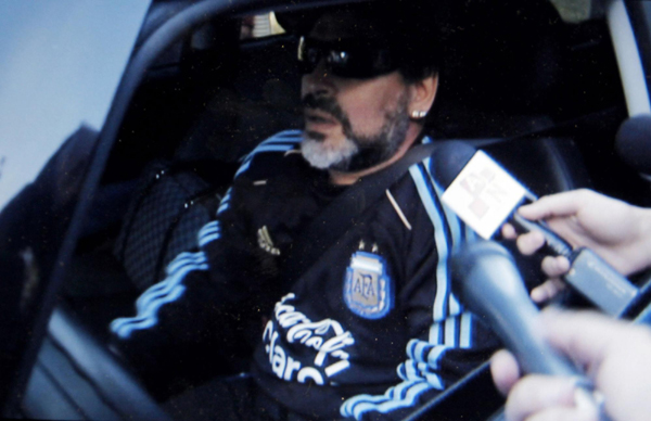 馬拉多納發(fā)布會(huì)惹事端 開(kāi)車碾記者腿大罵混蛋