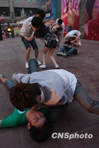 西安男女街頭創(chuàng)意接吻大挑戰(zhàn)