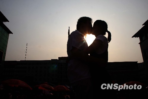 西安男女街頭創意接吻大挑戰