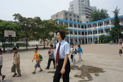 鄭州上街區法院一庭長護送學生放學獲贊譽