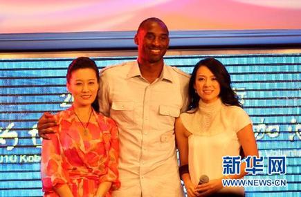 科比為世博會(huì)志愿者加油(圖)