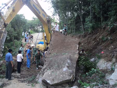 河南新縣消防官兵全力解救被壓司機(jī)