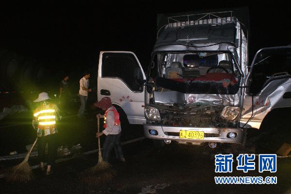 沈海高速多車連環相撞起火致交通擁堵7小時