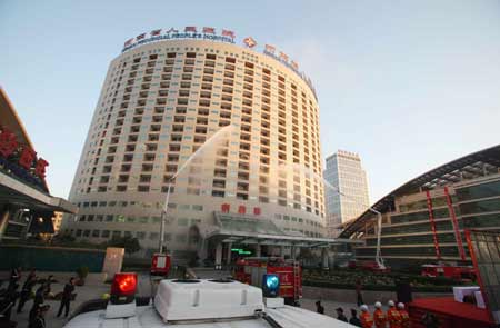 河南省人民醫(yī)院進(jìn)行消防疏散演習(xí)