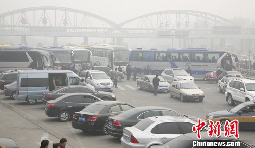 中國(guó)多地遭大霧“襲擊” 造成高速封閉航班延誤