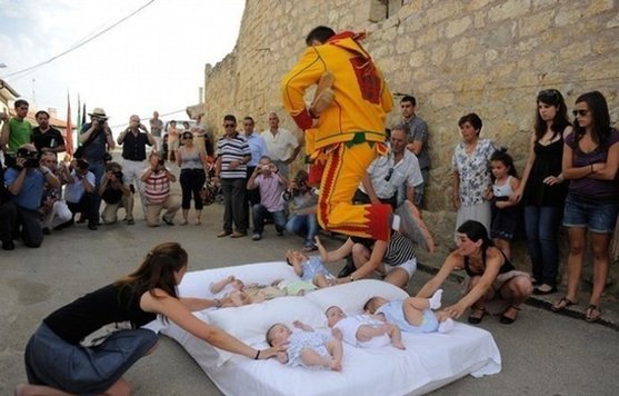 實(shí)拍西班牙跨嬰驅(qū)魔的怪異節(jié)日！