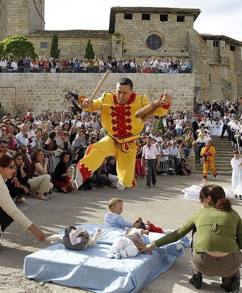 實拍西班牙跨嬰驅(qū)魔的怪異節(jié)日！