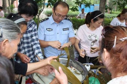 奎屯民警與老年公寓的50余名老人共慶端午節