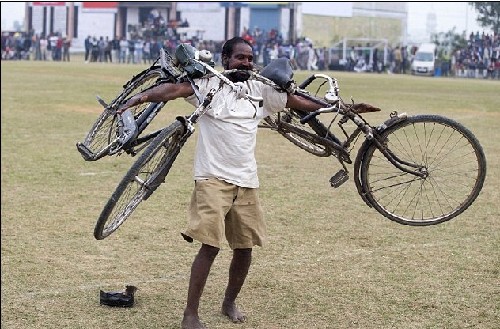 印度鄉村運動會牛人大秀“絕技”