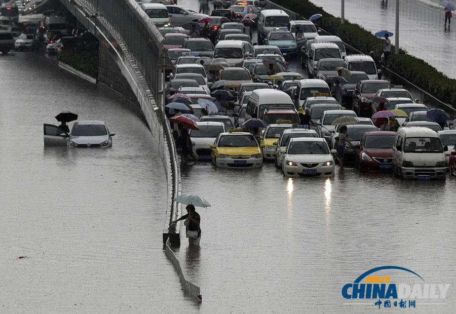 武漢遭遇暴雨 市區多處積水