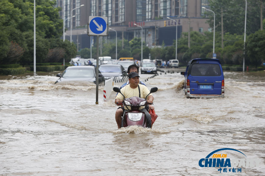 武漢遭遇暴雨 市區(qū)多處積水