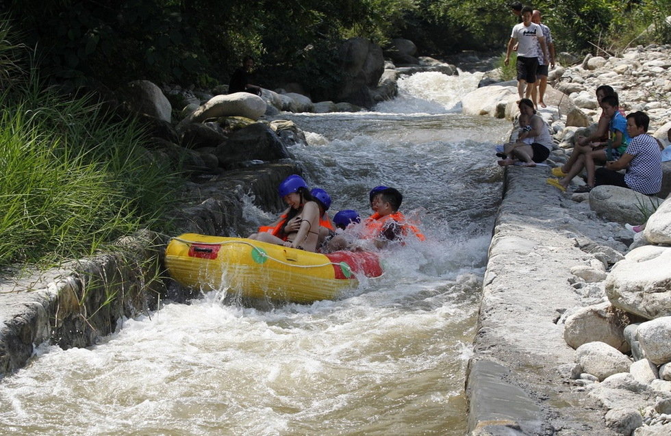 組圖：美女著比基尼漂流水急胸前走光