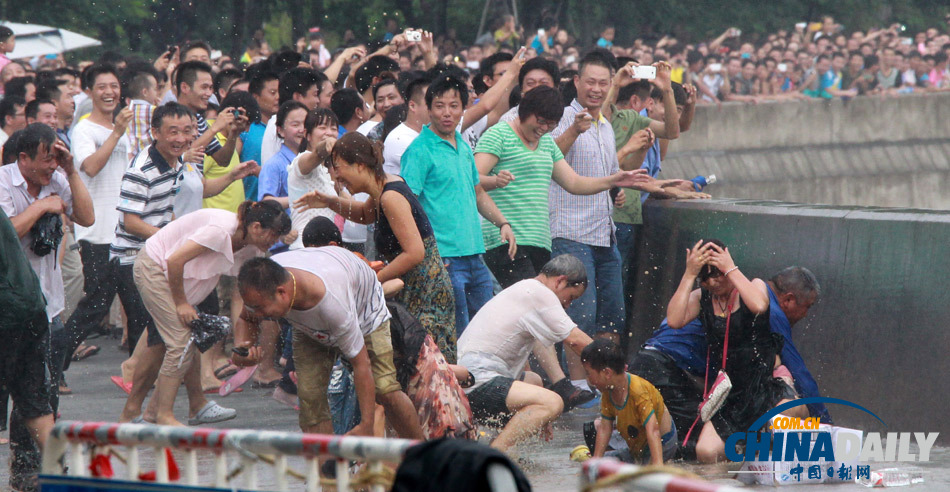 杭州：“天兔”助力 錢江潮水更“兇猛”