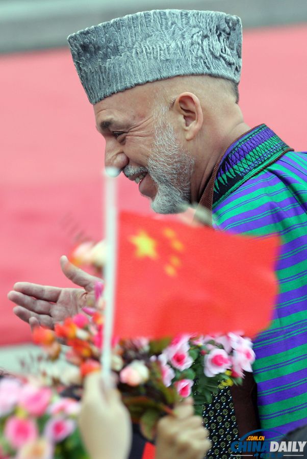 習近平歡迎阿富汗總統(tǒng)卡爾扎伊訪華