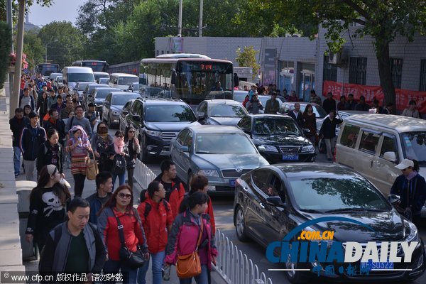 北京:香山紅葉迎來賞紅高峰 停車場8點就滿了