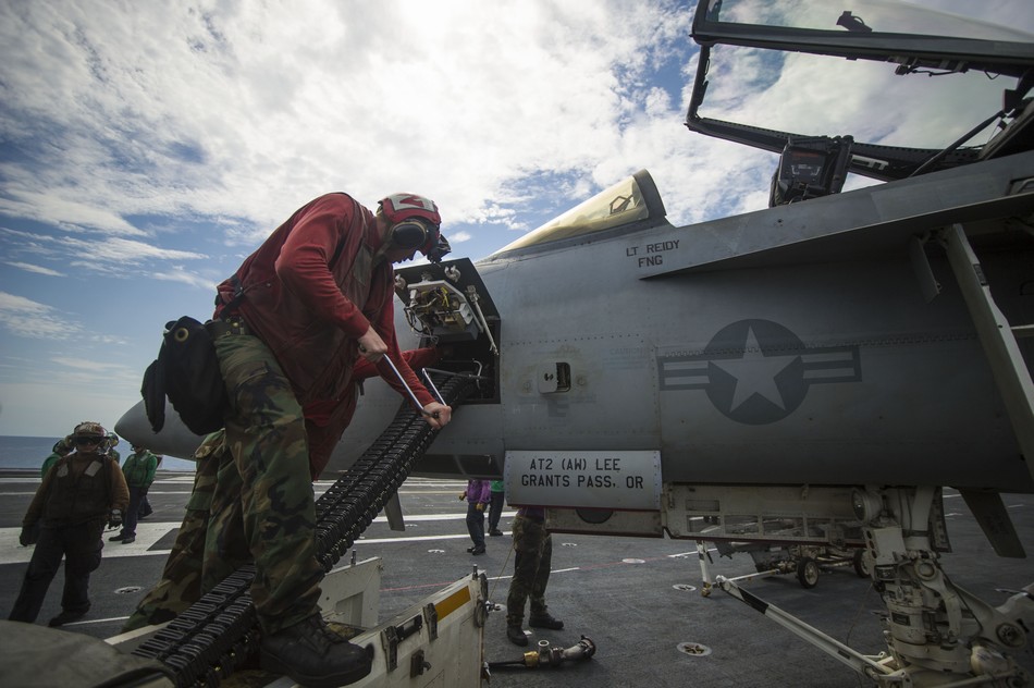 美海軍航母編隊在中國南海訓練演習