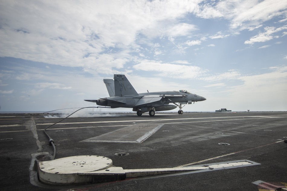 美海軍航母編隊在中國南海訓練演習