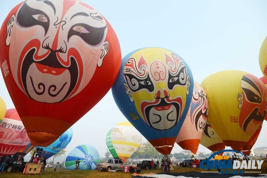 全國熱氣球精英賽紅安上演尖峰時刻 “功夫熊貓”吸引眼球