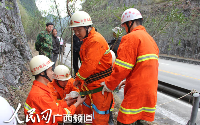 廣西男子墜深洞9天吃垃圾求生