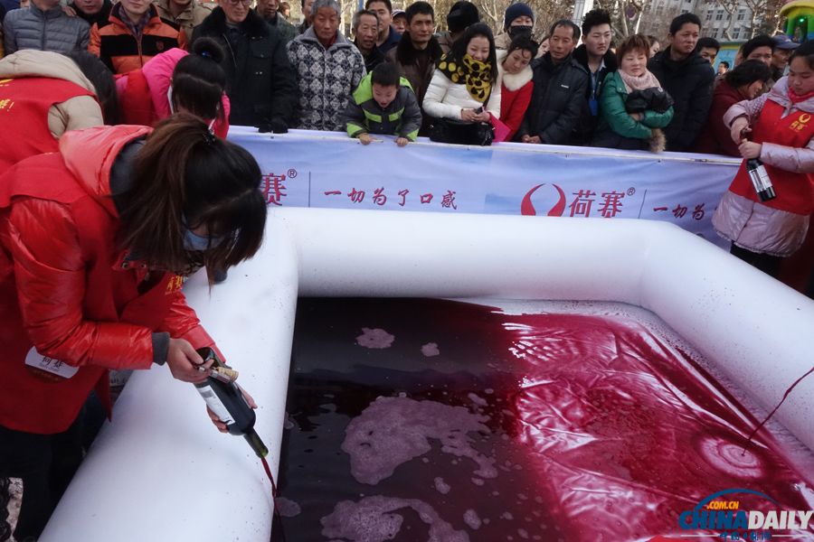 鄭州一企業(yè)當眾銷毀700萬元進口葡萄酒 市民嘆“可惜”