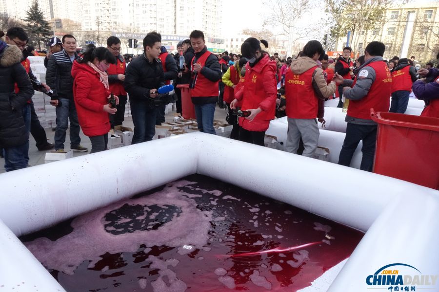 鄭州一企業(yè)當(dāng)眾銷毀700萬元進(jìn)口葡萄酒 市民嘆“可惜”