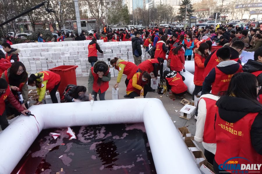 鄭州一企業(yè)當(dāng)眾銷毀700萬(wàn)元進(jìn)口葡萄酒 市民嘆“可惜”