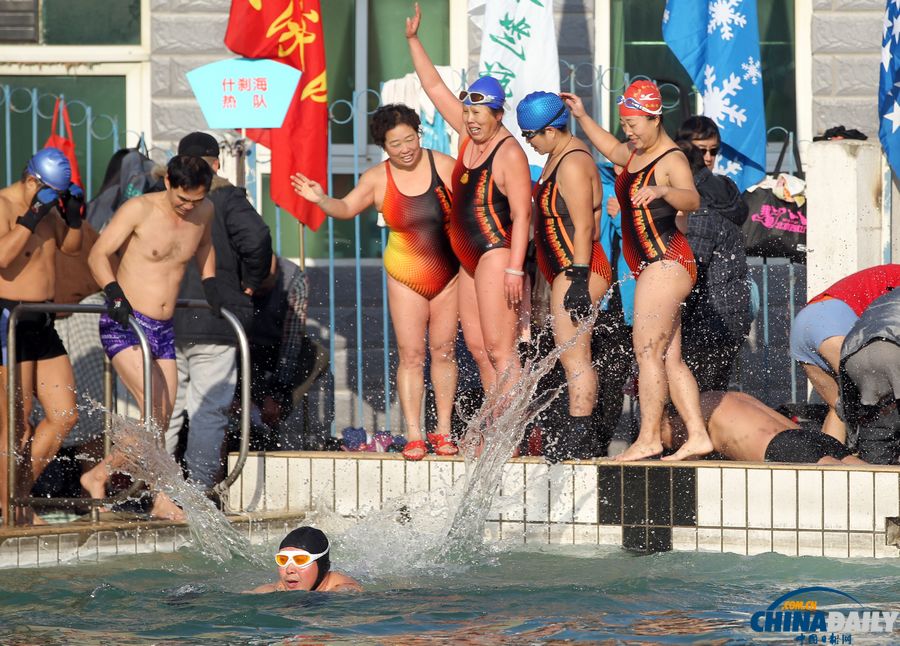 北京市第35屆冬泳大會在通州舉行 500多名冬泳愛好者冰水里暢游