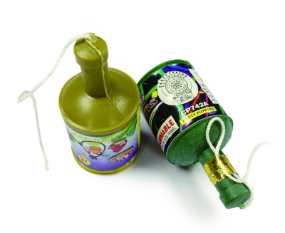 暗訪校門口另類零食像“白粉”似“手雷”堪憂