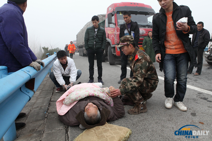 濃霧致滬渝高速公路荊州段22車連環(huán)追尾