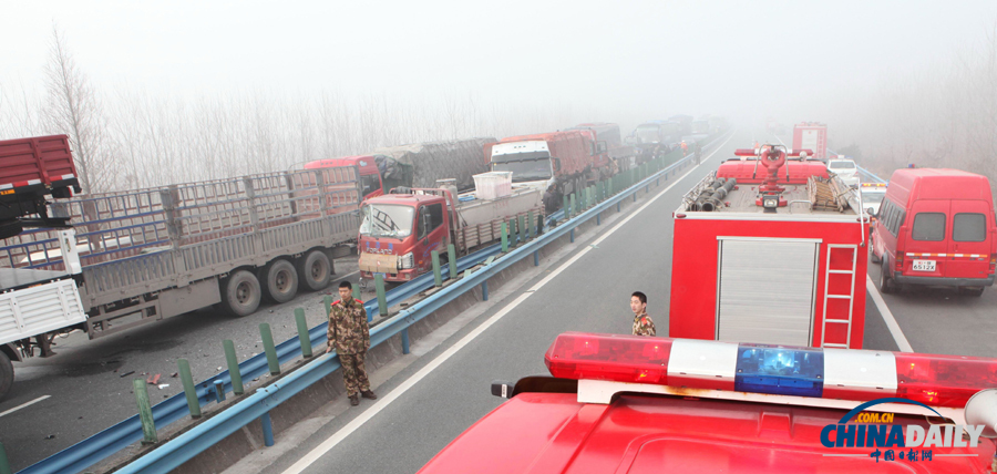 濃霧致滬渝高速公路荊州段22車連環追尾