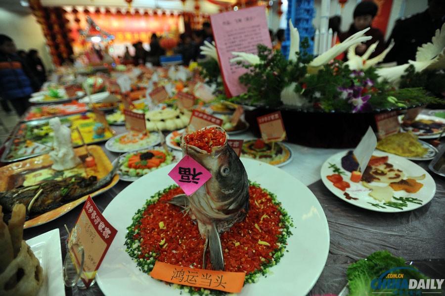 武漢一社區舉辦“萬家宴”場面壯觀