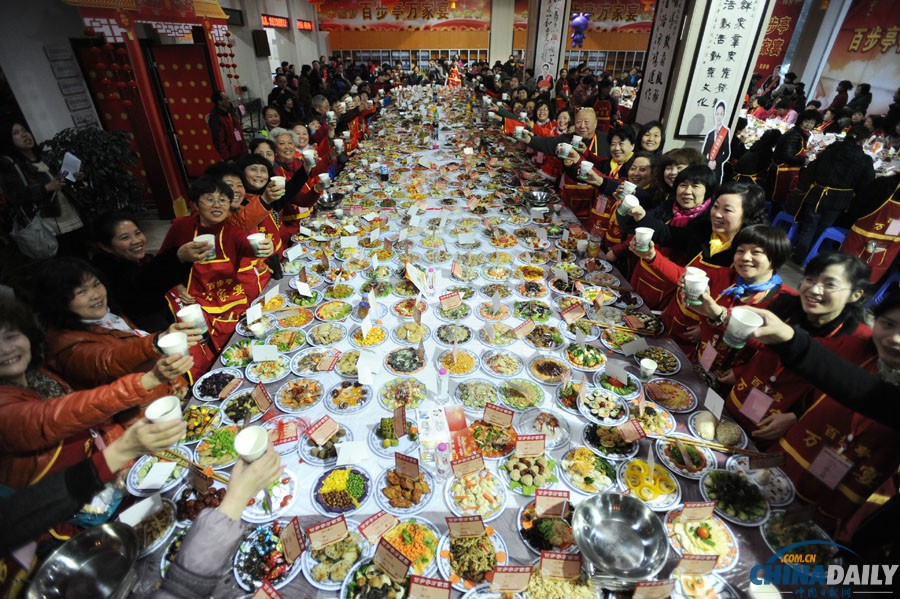 武漢一社區舉辦“萬家宴”場面壯觀