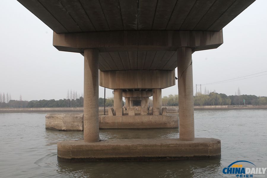 上海一大橋遭大型貨船撞擊 橋墩開裂或坍塌