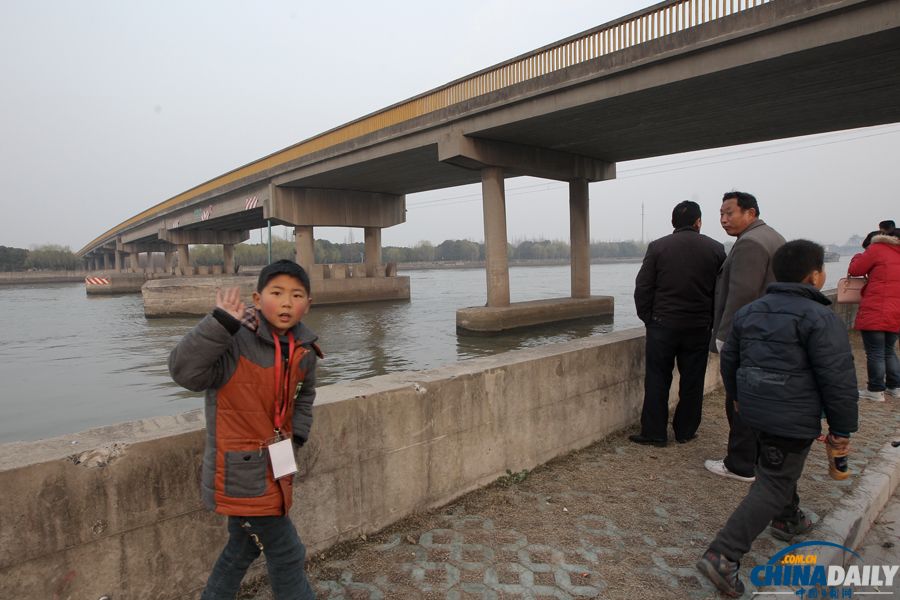 上海一大橋遭大型貨船撞擊 橋墩開裂或坍塌