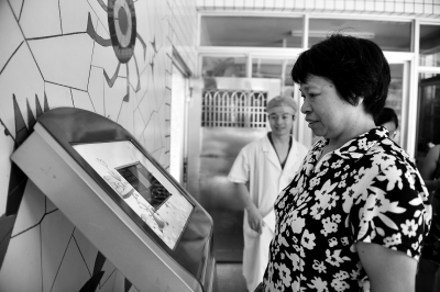 福州一幼兒園門口放上人臉識別機(jī) “刷臉”接孩子