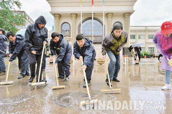 秦皇島市委書記孟祥偉與群眾一起清潔城市街道