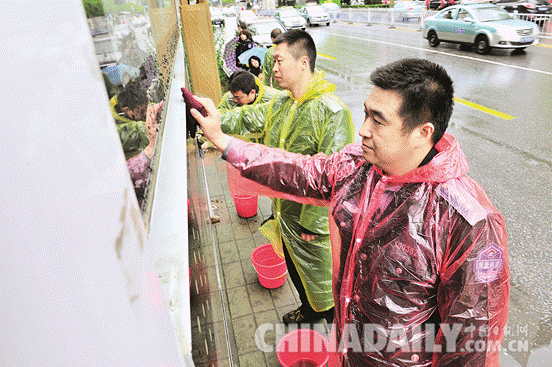 秦皇島市委書記孟祥偉與群眾一起清潔城市街道