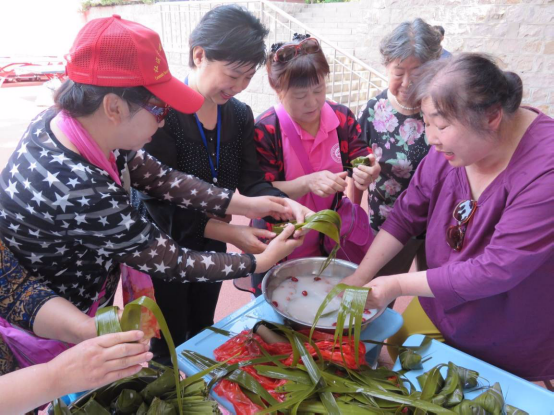青島八大湖街道開展“棕香飄端午 心系鄰里情”系列活動