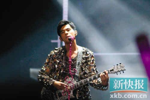 周杰倫演唱會秀“人魚線+八塊腹肌” 歌迷尖叫