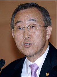 10月9日，聯(lián)合國安理會15個成員國以鼓掌的方式一致通過決定，向聯(lián)大推薦韓國外交通商部長官潘基文擔任下任聯(lián)合國秘書長，這是繼緬甸人吳丹后第二位來自亞洲的聯(lián)合國秘書長。