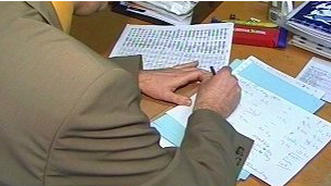 英教育部大刀闊斧裁員千人