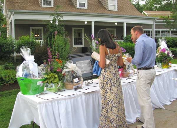 “吃霸王餐”英語咋說？