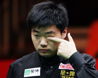 丁俊暉可愛表情定格瞬間 誰說他是撲克臉