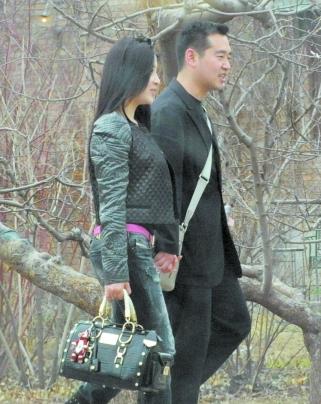 孔令輝攜神秘女赴千萬豪宅 網友指認其身份