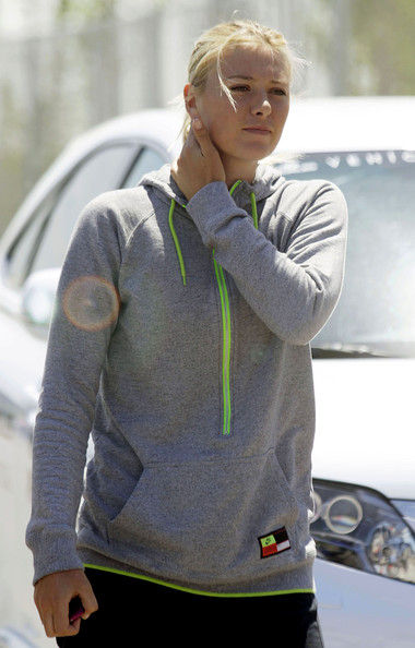 莎拉波娃發(fā)球超摩托車(chē)車(chē)速 美少女馬德里速度至上