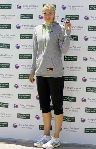 莎拉波娃發(fā)球超摩托車(chē)車(chē)速 美少女馬德里速度至上